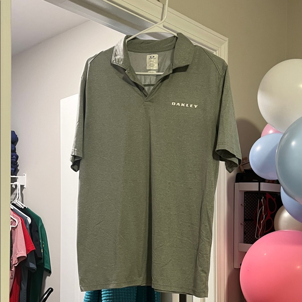 Oakley Men's Polo Shirt in Gray
